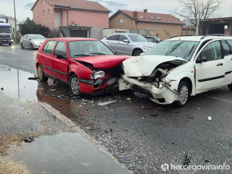 Formirane kilometarske kolone: Jedna osoba povrijeđena u sudaru u Mostaru