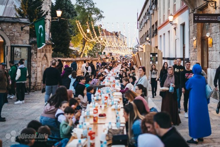 Zajednički iftar na otvorenom u Mostaru u okviru manifestacije „Ramazan u Mostaru“