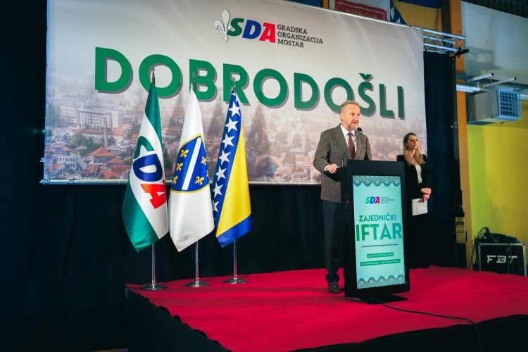 Bakir Izetbegović na iftaru u Mostaru: “Bosna i Hercegovina treba mir, a taj mir je potreban i Evropi i Americi”