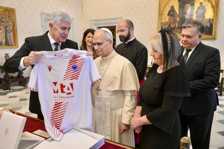 Delegacija HDZ-a BiH posjetila Papu: Čović mu poklonio dres Zrinjskog i pozvao u Mostar