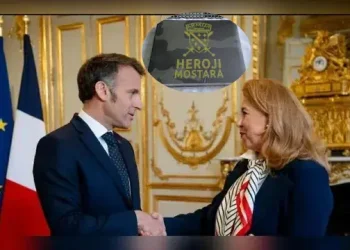 Ambasadorica Lončar poklonila francuskom predsjedniku Macronu knjigu “Heroji Mostara”