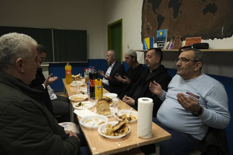 U selu na sjeveru Hercegovine: Svećenik i imam za iftarskom sofrom