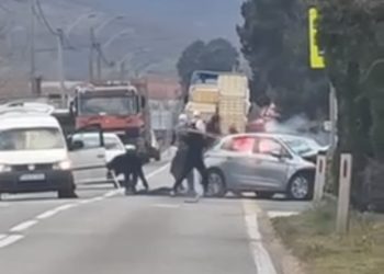 Maskirani napadači presreli vozilo u Željuši i zapalili ga, jedna osoba povrijeđena