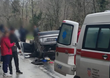 Teška nesreća u Hercegovini: Automobil završio na krovu, saobraćaj obustavljen