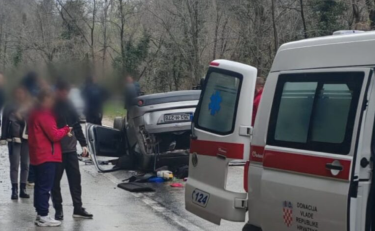 Teška nesreća u Hercegovini: Automobil završio na krovu, saobraćaj obustavljen