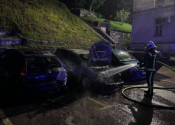 Haos u Mostaru: Izgorio veći broj automobila u dvorištu škole