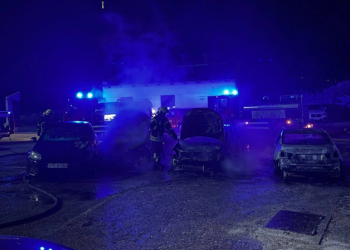 Haos u Mostaru: Izgorio veći broj automobila u dvorištu škole
