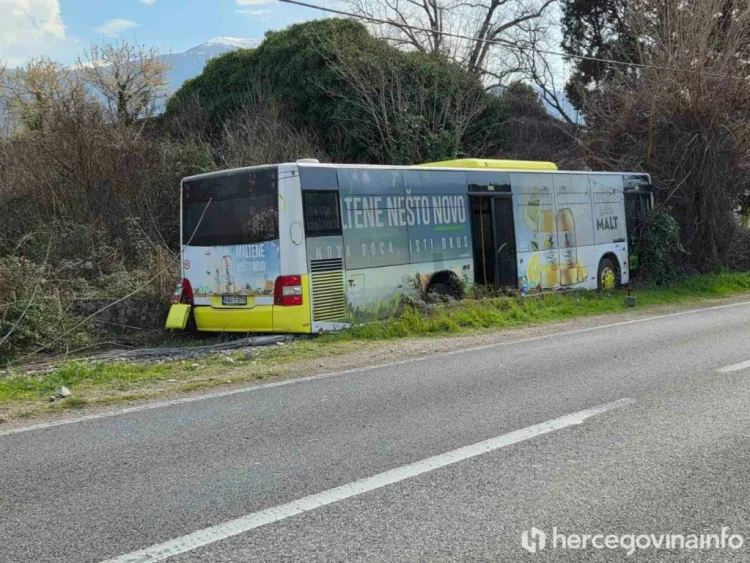 Mostar: Autobus sletio s ceste u Bijelom Polju, tri osobe povrijeđene