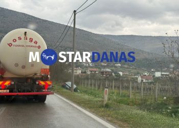 Saobraćajna nesreća u Gnojnicama: Automobil završio u kanalu