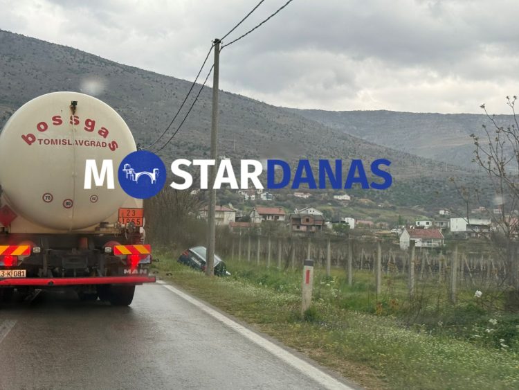 Saobraćajna nesreća u Gnojnicama: Automobil završio u kanalu