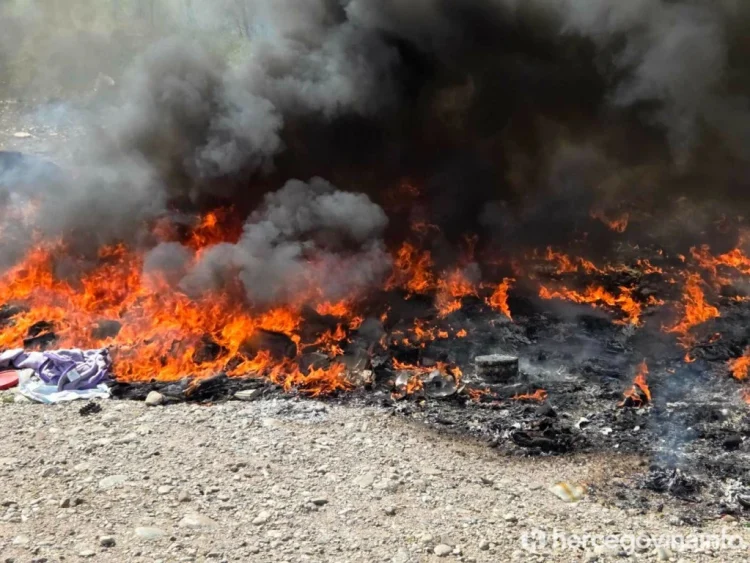 Požar u južnoj industrijskoj zoni Mostara: Gorjele gume i otpad, vatrogasci reagovali