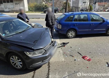Sudar dva automobila u Mostaru sa većom materijalnom štetom, stvorene velike gužve