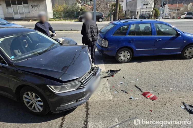 Sudar dva automobila u Mostaru sa većom materijalnom štetom, stvorene velike gužve