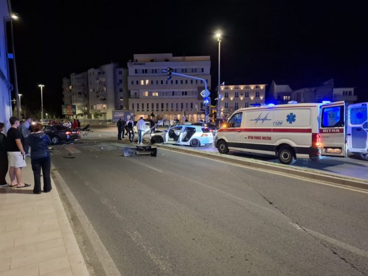 Teška saobraćajna nesreća u Mostaru, više osoba povrijeđeno