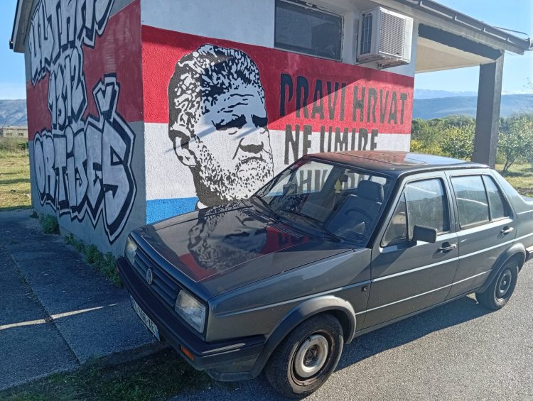 Mural ratnom zločincu Slobodanu Praljku u Ortiješu nije uklonjen: Građani spriječili akciju uklanjanja