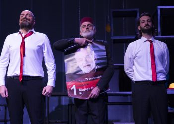 Četvrta rasprodata izvedba predstave „Gradonačelnik ili Ovo je predstava o Mujagi Komadini“