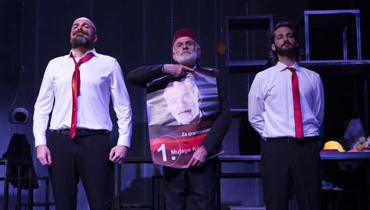 Četvrta rasprodata izvedba predstave „Gradonačelnik ili Ovo je predstava o Mujagi Komadini“