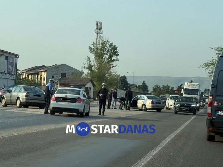 Saobraćajna nesreća na M17 kod skretanja za Opine, saobraćaj usporen