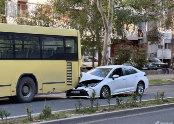 Saobraćajna nesreća u Mostaru: Automobilom podletio pod autobus na vrhu Avenije