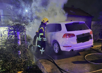 Automobil izgorio tokom noći u Mostaru: Vatrogasci spriječili širenje požara