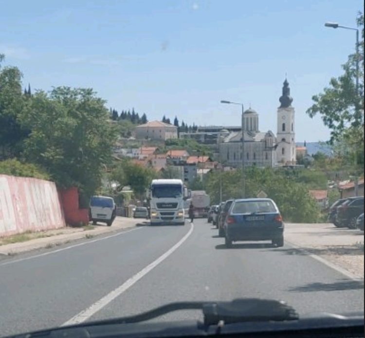 Kvar na kamionu stvorio velike gužve na magistralnoj cesti M-17