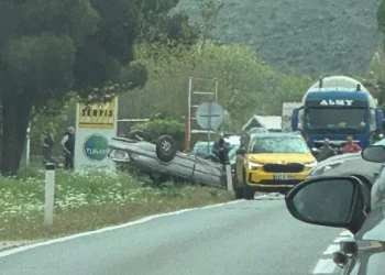 Teška saobraćajna nesreća u Mostaru: Vozilo završilo na krovu, saobraćaj na M-17 bio obustavljen