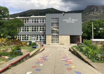 Dojave o bombama u mostarskim srednjim školama, učenici evakuisani