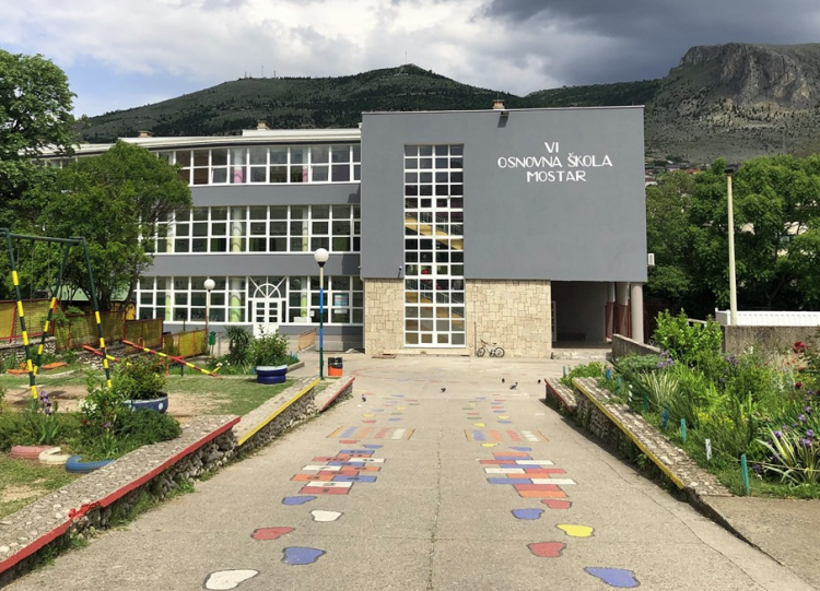 Dojave o bombama u mostarskim srednjim školama, učenici evakuisani