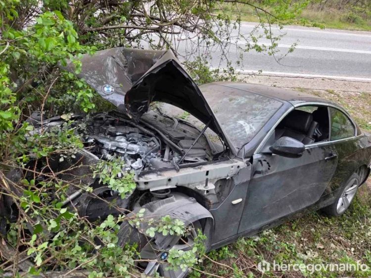 BMW sletio s ceste kod Mostara i zapalio se