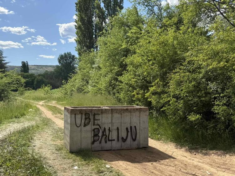 Uvredljive poruke dočekuju građane u SRC Bunica: Prvi maj u prirodi zasjenjen neprimjerenim grafitima
