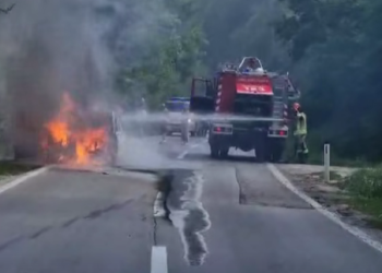 Drama u Hercegovini: Zapaljen automobil blokirao saobraćaj