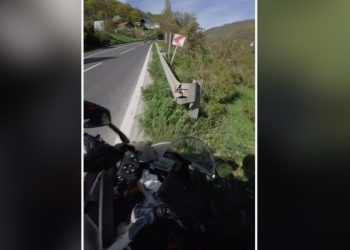 Objavljen snimak nesreće kod Konjica: Motorista izletio s ceste pod nejasnim okolnostima (VIDEO)