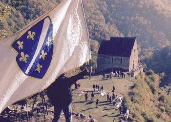 Modra boja na bijelome platnu, 6 ljiljana vezenih u zlatu: Na današnji dan 1992. godine usvojeni zastava i grb RBiH