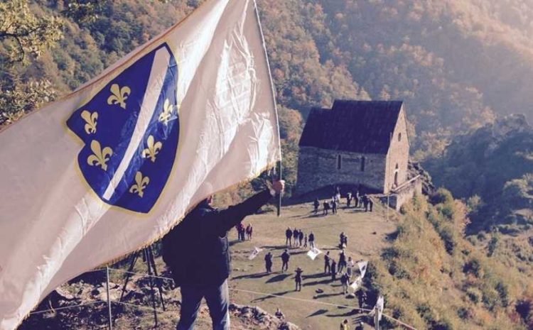 Modra boja na bijelome platnu, 6 ljiljana vezenih u zlatu: Na današnji dan 1992. godine usvojeni zastava i grb RBiH