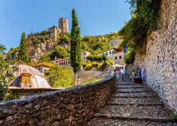 Počitelj: Turistkinje iz Španije uhvatile džeparošice na djelu i oduzele im torbu