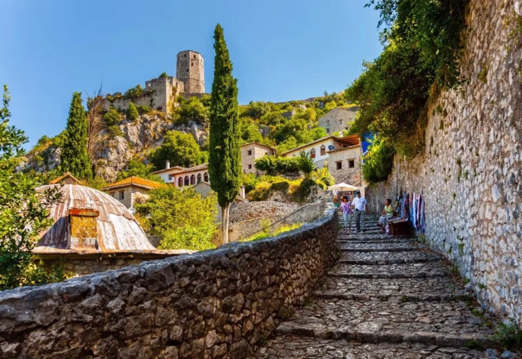 Počitelj: Turistkinje iz Španije uhvatile džeparošice na djelu i oduzele im torbu