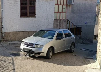 Filmske scene u Hercegovini: Vozač bez tablica bježao policiji pa udario u zid