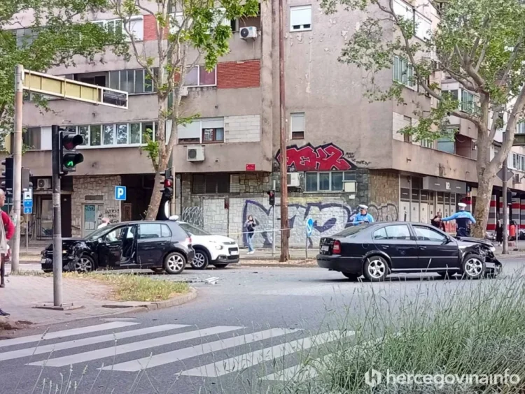 Teža saobraćajna nesreća na raskrsnici u Mostaru