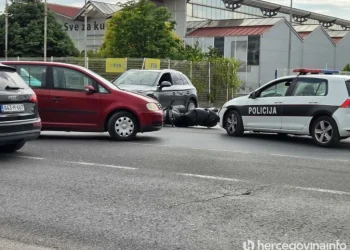 Saobraćajna nesreća u Mostaru: Sudar dva automobila i motora na Bišću Polju