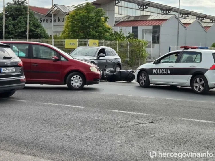 Saobraćajna nesreća u Mostaru: Sudar dva automobila i motora na Bišću Polju