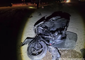 Pogledajte fotografije teške saobraćajne nesreće u Mostaru u kojoj je teško povrijeđen motociklista