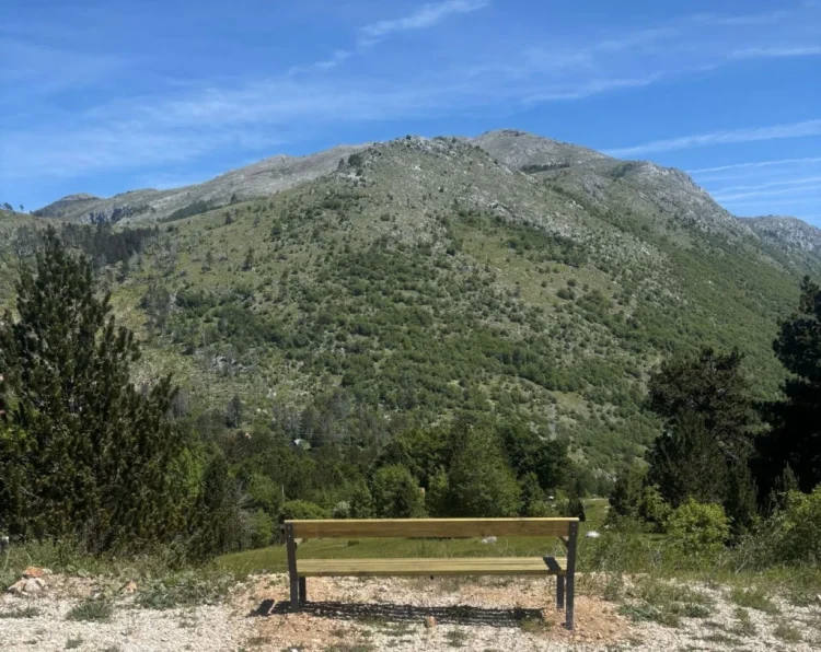 Novi sadržaj na mostarskim izletištima, prve klupe postavljene na Rujištu