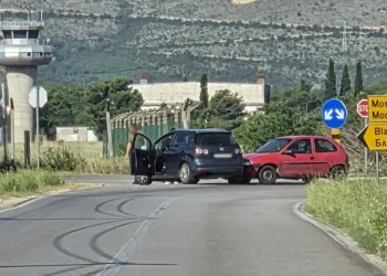 Sudar dva automobila na jugu Mostara, saobraćaj usporen