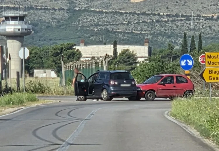 Sudar dva automobila na jugu Mostara, saobraćaj usporen