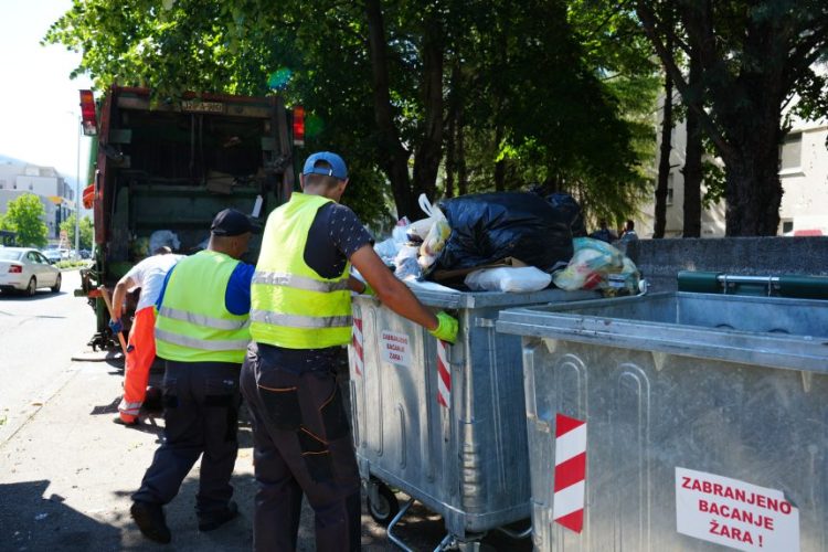 JP Komunalno Mostar: U toku uklanjanje nagomilanog otpada, slijedi pranje ulica