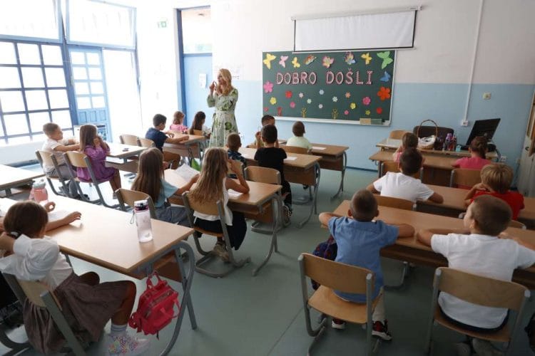 Dodjela nagrada mostarskim učenicima i učenicama generacija