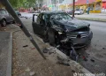 Teška saobraćajna nesreća: Oštetio niz parkiranih automobila u Mostaru i saobraćajne znakove