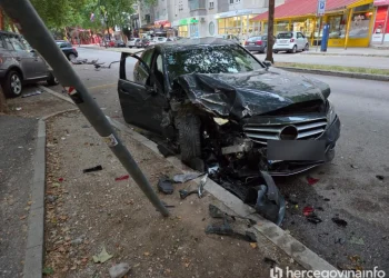 Teška saobraćajna nesreća: Oštetio niz parkiranih automobila u Mostaru i saobraćajne znakove