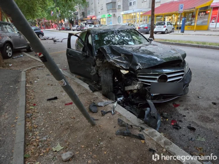 Teška saobraćajna nesreća: Oštetio niz parkiranih automobila u Mostaru i saobraćajne znakove
