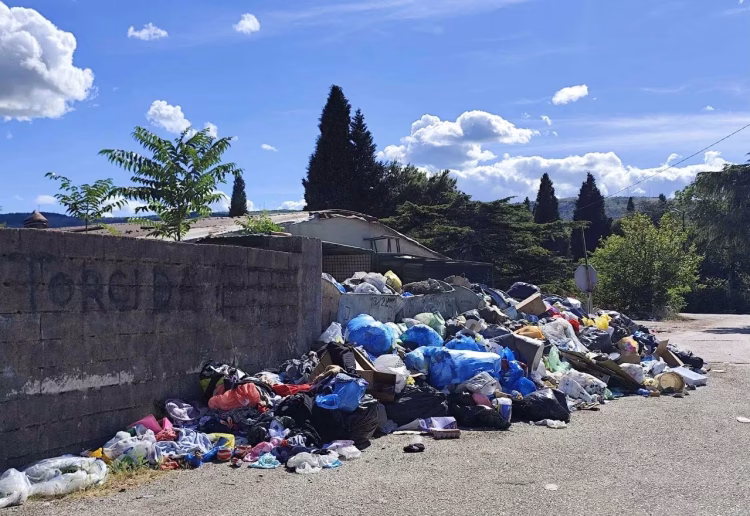 Neugodna ljetna razglednica iz Mostara: Smeće umjesto turističkih prizora